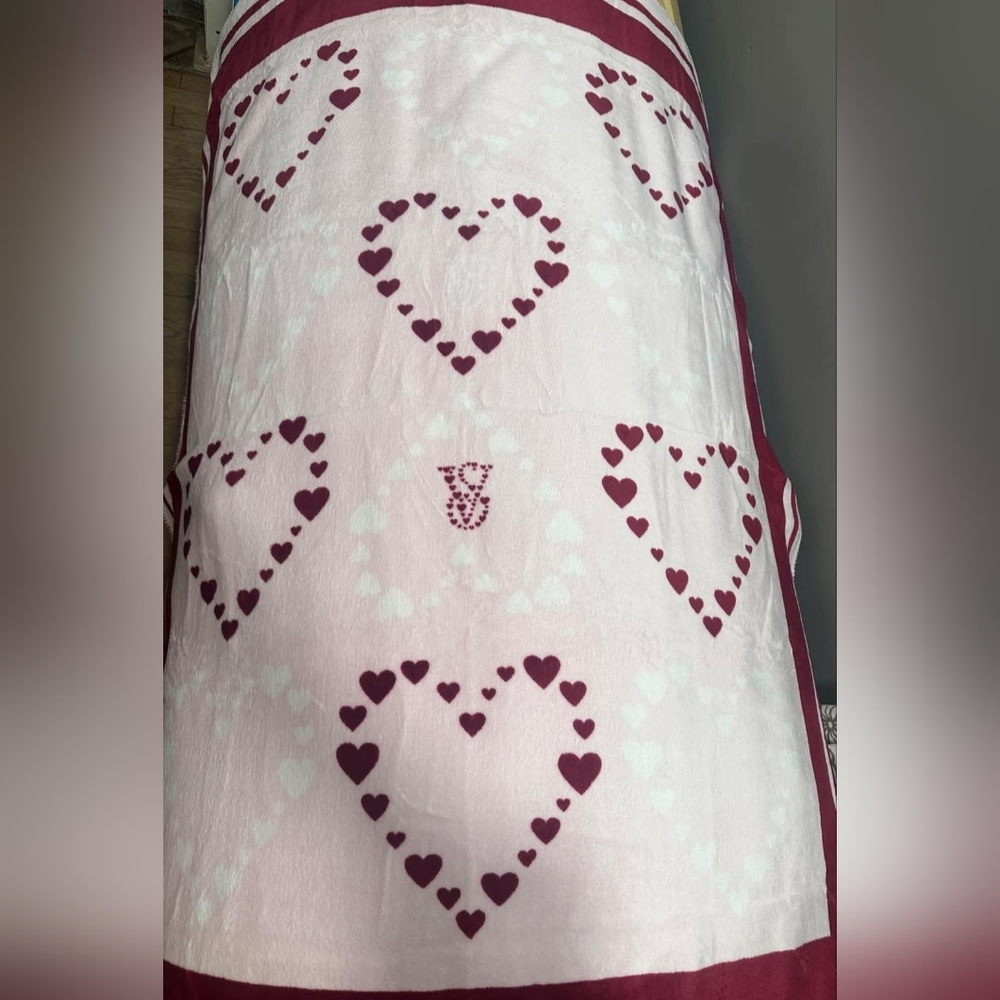 Victoria's Secret Valentines Cozy Fleece Throw Blanket NEW Pink & Red Hearts - Picture 7 of 9